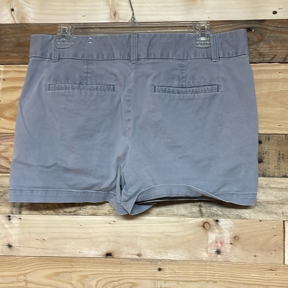 Loft size 8 Light Gray Color Mid-rise 4” Inseam The Riviera Shorts with Pockets - Picture 9 of 11